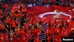 Para pendukung PM Turki Recep Tayyip Erdogan dalam unjuk rasa di Ankara (9/6). Oposisi menuduh PM Erdogan meningkatkan ketegangan politik di Turki. 