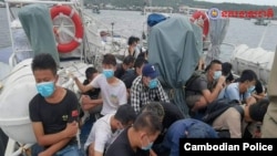 柬埔寨警方当局发布照片显示，非法入境的中国籍人士被柬埔寨警方拘留。（2021年7月26日）