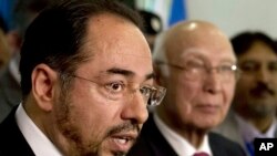 Afg'oniston Tashqi ishlar vaziri Salohiddin Rabboniy (chapda) jurnalistlar savollariga javob bermoqda, Islomobod, Pokiston, 9-dekabr, 2015-yil.