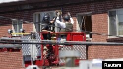 Policija u stanu Džejmsa Holmsa osumnjičenog za masovno ubistvo u Koloradu