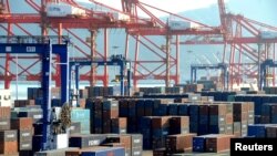 지난달 1일 중국 장쑤성 렌윈강 항에 컨테이너가 쌓여있다.