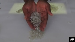 Un homme manipule du diamant dans un comptoir de Namibia Diamond Trading Company à Windhoek, Namibie, 14 juin 2017.