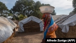 Une femme dans un camp regroupant plus de 16000 personnes déplacées du nord de la région de Cabo Delgado à Metuge le 9 décembre 2020.