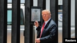 პრეზიდენტი ტრამპი არიზონაში სასაზღვრო კედელზე ხელმოწერისთვის ემზადება. 