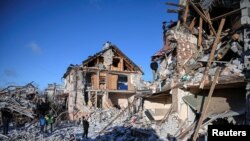 Stanovnici gledaju svoje kuće uništene ruskim raketnim udarom na Černihiv, Ukrajina, 4. januara 2025. (Foto: REUTERS/Maksim Kiška)