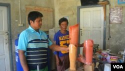 លោក Kyaw Win និង​មិត្ត​រួម​ការងារ​ដែល​ទាំង​ពីរ​នាក់គឺ​ជា​អតីត​ជ​ន​សកម្ម​ប្រយុទ្ធ​អំបូរ​ Karenni ដែល​បាន​បាត់​បង់​ជើង​របស់ពួក​គេ​ដោយសារ​គ្រាប់​មីន ស្ថិត​នៅក្នុង​រោងជាង​របស់ពួក​គេ​នៅ​ក្នុង​ទីក្រុង Loikaw។