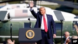 Presiden Donald Trump tiba untuk berkampanye di Prescott, Arizona, Senin, 19 Oktober 2020. 