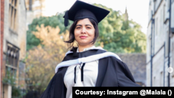 چوبیس برس کی ملالہ یوسف زئی نے سوشل میڈیا پر اپنی گریجویشن کی تصاویر پوسٹ کیں جن میں انہیں اپنے شوہر، والدین اور دوستوں کے ساتھ خوشی مناتے دیکھا جا سکتا ہے۔