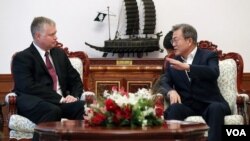 11일 방한한 스티븐 비건 미 국무부 대북정책 특별대표가 청와대에서 문재인 한국 대통령과 만나 대화하고 있다. 청와대 제공.