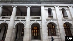 一个行人走过香港终审法院。（2018年1月6日）