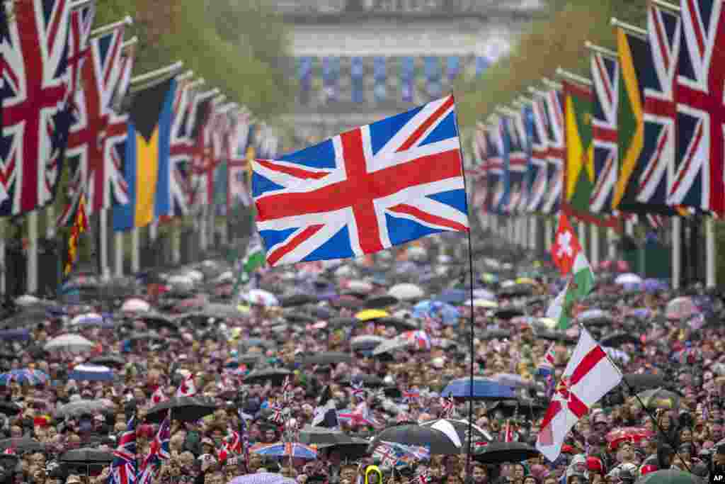 هزاران نفر در مراسم تاجگذاری پادشاه و ملکه بریتانیا حضور یافتند.