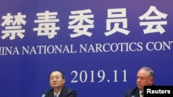 中国国家禁毒委员会办公室副主任于海斌与美国国土安全部驻华官员摩尔在河北邢台举行记者会宣布法庭对向美国贩卖芬太尼的罪犯判决结果。（2019年11月7日）