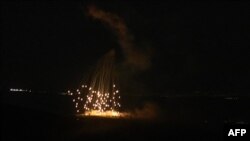 Roket-roket yang diluncurkan Israel menerangi langit Desa Khiam di selatan Lebanon, 17 April 2024. (Foto: Rabih Daher/AFP)