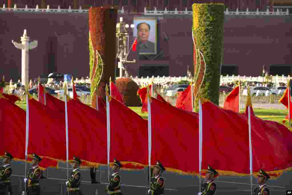 សមាជិក​កងទាហាន​កិត្តិយស​ឈរជា​ជួរ​ដើម្បី​ស្វាគមន៍ប្រធានាធិតបី​នីហ្សេរីយ៉ាលោក Mahamadou Issoufou នៅ​វិមាន Great Hall នៃប្រជាជន​ប៉េកាំង។