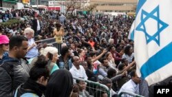 Des migrants africains et des activistes israéliens manifestent devant l'ambassade du Rwanda contre la politique du gouvernement israélien d'expulser de force des réfugiés africains et des demandeurs d'asile vers le Rwanda et l'Ouganda, à Herzliya, Israël, le 7 février 2018 
