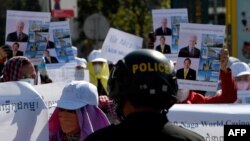 រូបឯកសារ៖ ប៉ូលិសឃ្លាំមើលសកម្មភាពតវ៉ារបស់បុគ្គលិកក្រុមហ៊ុនណាហ្គាវើលដ៍ដើម្បីទាមទារឲ្យក្រុមហ៊ុនទទួលយកបុគ្គលិកដែលត្រូវបានបញ្ឈប់ពីការងារកាលពីឆ្នាំមុនចូលធ្វើការងារវិញ នៅមុខអគាររដ្ឋសភាជាតិ នៅរាជធានីភ្នំពេញ កាលពីថ្ងៃទី ៤ ខែមករា ឆ្នាំ ២០២២។ 