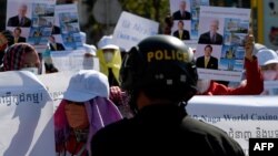 រូបឯកសារ៖ ប៉ូលិសឃ្លាំមើលសកម្មភាពតវ៉ារបស់បុគ្គលិកក្រុមហ៊ុនណាហ្គាវើលដ៍ដើម្បីទាមទារឲ្យក្រុមហ៊ុនទទួលយកបុគ្គលិកដែលត្រូវបានបញ្ឈប់ពីការងារកាលពីឆ្នាំមុនចូលធ្វើការងារវិញ នៅមុខអគាររដ្ឋសភាជាតិ នៅរាជធានីភ្នំពេញ កាលពីថ្ងៃទី ៤ ខែមករា ឆ្នាំ ២០២២។ 