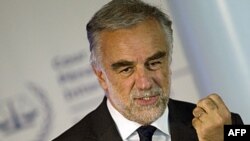 Trưởng ban công tố của ICC Luis Moreno-Ocampo nêu danh 6 nghi can và yêu cầu họ tự nguyện ra trước tòa án Quốc Tế The Hague