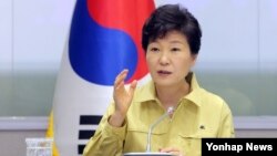 Janubiy Koreya Prezidenti Pak Gin Xe uning yurtida nafas olish yo'llarini zararlovchi infeksiya tarqalishi munosabati bilan AQShga safarini qoldirgan. 