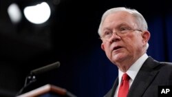 Jaksa Agung, Jeff Sessions, berbicara di sebuah konferensi media untuk mengumumkan penegakkan undang-undang kejahatan menyangkut China, di Departemen Kehakiman di Washington, 1 November 2018 (foto: AP Photo/Pablo Martinez Monsivais)