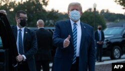 Presiden AS Donald Trump mengacungkan ibu jari saat meninggalkan Rumah Sakit Militer AS Walter Reed di Bethesda, Maryland, Senin petang (5/10). 