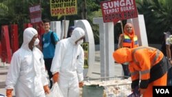 Aktivis lingkungan membawa sampah popok dalam aksi di di depan Balai Kota Surabaya beberapa waktu lalu. (Foto: VOA/Petrus Riski)