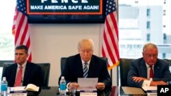 Le président Donald Trump participe à une table ronde sur la sécurité nationale avec à sa droite, le lieutenant-général à la retraite Keith Kellogg et à gauche, le général de l'Armée à la retraite Mike Flynn, dans ses bureaux de Trump Tower à New York, 17 août 2016.