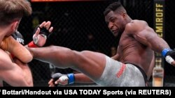 Le Camerounais Francis Ngannou va disputer son premier combat de boxe face à Tyson Fury, qui n'a jamais été vaincu sur le ring.