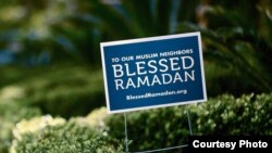 MCC memasang poster halaman yang berbunyi “Blessed Ramadan” atau “Terberkatilah Ramadan” (foto: courtesy). 