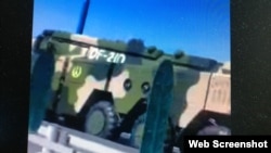 装载导弹的军车据信在高速公路上驶向厦门（翻拍网络视频图片） 