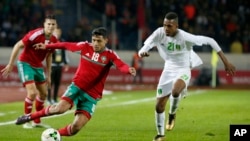 Le Marocain Abdelilah Hafidi, à gauche, et le Mauritanien Abdou M'Barek lors du match d'ouverture du CHAN 2018, Maroc le 13 janvier 2018