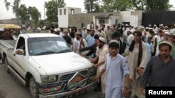 Para pengungsi meninggalkan tempat tinggalnya untuk menghindari serangan militer atas militan di Bannu, wilayah provinsi Khyber-Pakhtunkhwa,Waziristan Utara (19/6).