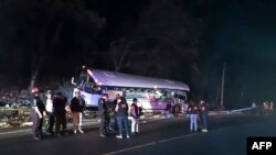 La colisión entre un autobús de pasajeros y un camión de carga este sábado en el este de Guatemala dejó 21 muertos y 11 heridos (Foto: AFP)