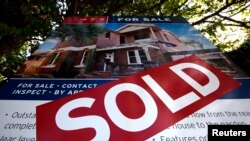 រូប​ភាព​ឯកសារ៖ ស្លាក​សញ្ញា​ «លក់» នៅ​ខាង​ក្រៅ​ផ្ទះ​មួយ​ក្នុង​ទីក្រុង​ស៊ីដនី។ កាល​ពី​ខែ​កញ្ញា​ ឆ្នាំ​២០១៤។​​ 