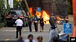 Les forces de sécurité évacuent les civils après une attaque contre un complexe hôtelier de Nairobi, au Kenya, le 15 janvier 2019.