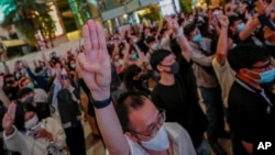 ក្រុមសកម្មជន​គាំទ្រ​លទ្ធិ​ប្រជាធិបតេយ្យ បាន​លើក​ម្រាមដៃបី ក្នុងពេល​កំពុង​ស្តាប់​ភ្លេងជាតិ​នៅ​ខាងក្រៅ​ផ្សារទំនើប Siam Paragon ដែល​ជា​ផ្សារទំនើប​ធំជាងគេ​មួយ​នៅ​ទីក្រុង​បាងកក ប្រទេសថៃ កាលពី​ថ្ងៃទី២០ ខែតុលា ឆ្នាំ២០២០។