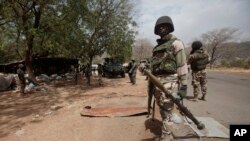 Des soldats nigérians patrouillent à un poste de contrôle à Gwoza, Nigeria, 8 avril 2018.