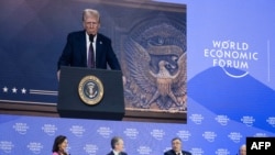 Predsjednik SAD Donald Trump obraća se liderima u Davosu virtuelnim putem. (Foto: Fabrice COFFRINI / AFP)