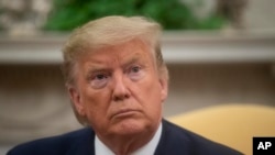 រូបឯកសារ៖ ប្រធានាធិបតីអាមេរិកលោក Donald Trump ស្តាប់សំណួរមួយអំឡុងពេលជំនួបជាមួយនឹងនាយករដ្ឋមន្រ្តីក្រិចលោក Kyriakos Mitsotakis នៅសេតវិមាន កាលពីថ្ងៃទី០៧ ខែមករា ឆ្នាំ២០២០។ 