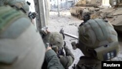 ទាហានអ៊ីស្រាអែល​ធ្វើប្រតិបត្តិការមួយនៅទីតាំងដែលត្រូវបានកំណត់ថាជាតំបន់ហ្កាហ្សា ក្នុងរូបភាពដែលត្រូវបានដកស្រង់ចេញពីវីដេអូ​ដែលចេញផ្សាយកាលពីថ្ងៃទី១៦ ខែវិច្ឆិកា ឆ្នាំ២០២៣។ (Israel Defense Forces/Handout via REUTERS)