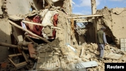 Havodan uyushtirilgan hujum natijasida vayron bo'lgan uy, Qunduz, Afg'oniston, 2016-yil, 4-noyabr