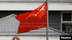 Bendera China berkibar di Beijing, China, 25 Mei 2020. (Foto: REUTERS/Tingshu Wang)