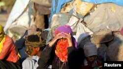 Wanawake walioachwa bila ya makazi wakiwa katika kambi za muda nchini Sanaa,Yemen kutokana na vita.