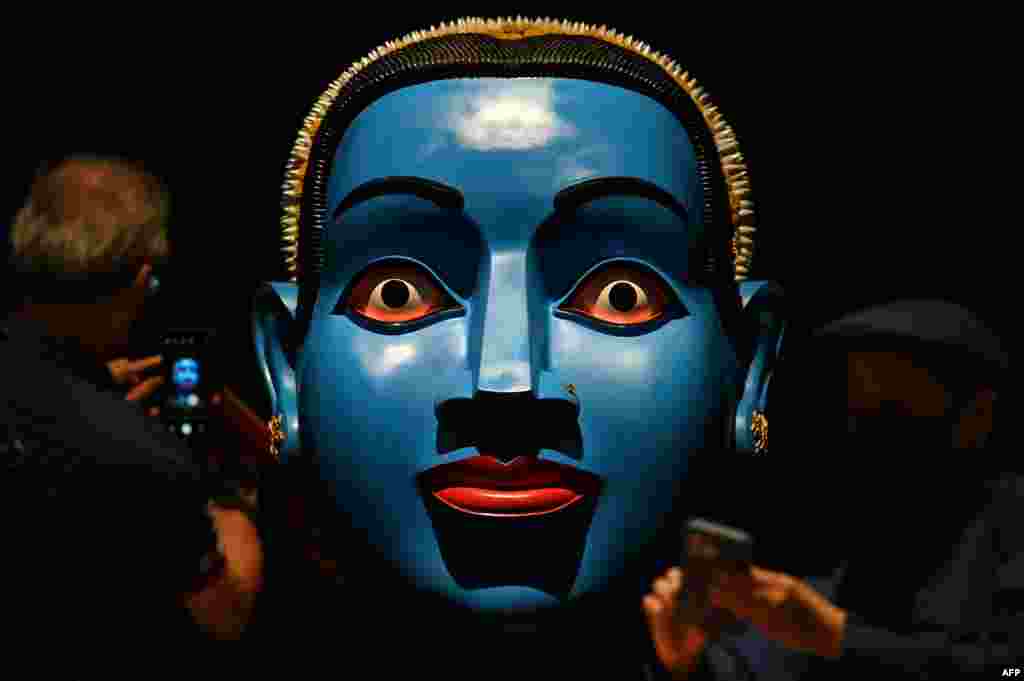 Посетителите се фотографираат со &bdquo;Парвати&ldquo; од индискиот скулптор Равиндер Реди за време на уметничкото биенале во Бангкок 2024 година во Националниот музеј Бангкок.