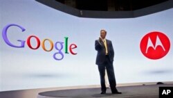 Eric Schmidt, pimpinan Google dalam sebuah konferensi pers di New York, dalam peluncuran tiga produk smarphone Motorola, peluncuran pertama sejak perusahaan ponsel itu bergabung dengan Google (Foto: dok). Google berencana akan mem-PHK 1.200 pekerja di divisi Motorola.