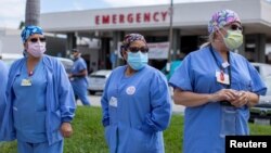 បុគ្គលិក​ពេទ្យ​​នៅ​មន្ទីរពេទ្យ Fountain Valley Regional Hospital នាំ​គ្នា​តវ៉ា​នៅ​ខាង​ក្រៅ​មន្ទីរពទ្យ​នេះ​ដើម្បី​ទាមទារ​ឲ្យ​មាន​ស្ថានភាព​កន្លែង​ធ្វើការ​មាន​សុវត្ថិភាព​ជាង​មុន ក្នុង​អំឡុងពេល​ផ្ទុះ​រាលដាល​ជំងឺ​កូវីដ១៩ នៅ​ក្រុង​ Fountain Valley រដ្ឋ​ កាលីហ្វ័រញ៉ា សហរដ្ឋអាមេរិក។ 