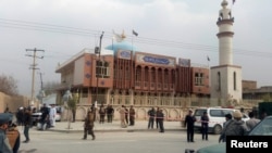 Petugas keamanan Afghanistan mengawasi bagian depan masji dimana ledakan terjadi (21/11). Kabul, Afghanistan. (foto: REUTERS/Omar Sobhani)