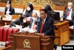Bambang Wuryanto, ketua komisi yang mengawasi revisi hukum pidana Indonesia, dalam rapat paripurna parlemen di Jakarta, 6 Desember 2022. (REUTERS/Willy Kurniawan)