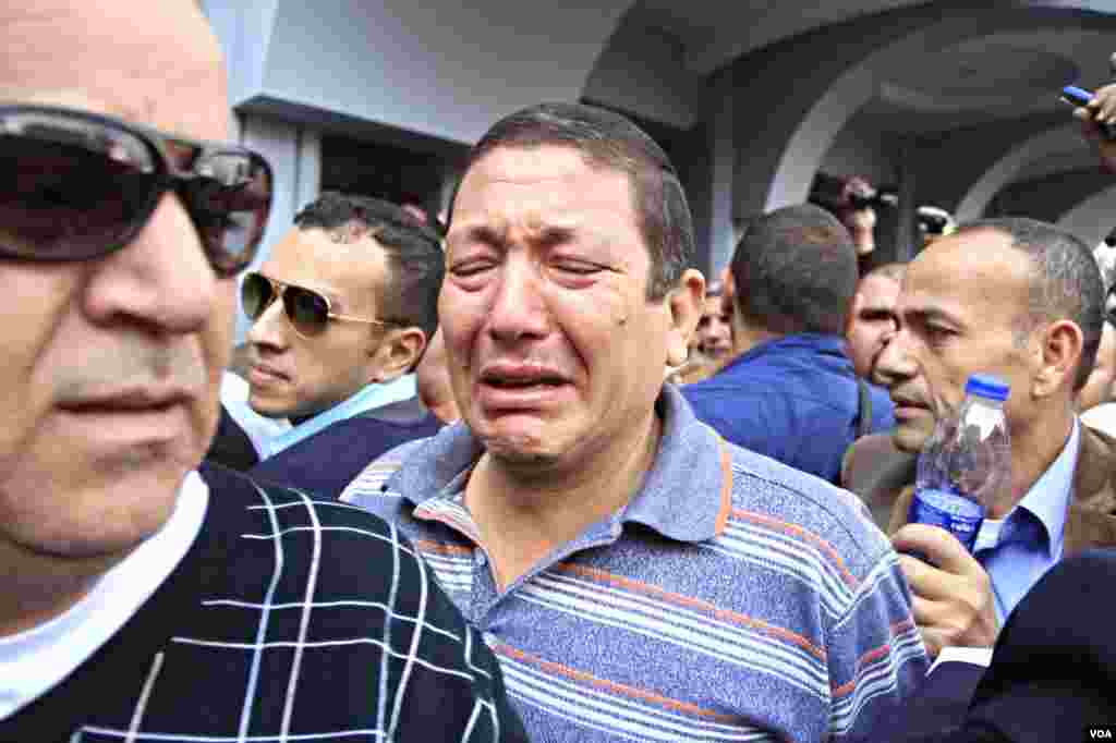 After a series of explosions rocked Cairo University, friends and relatives grieve for the wounded or slain, Cairo, Egypt, April 2, 2014. (Hamada Elrasam for VOA).