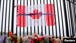 Sebuah tugu peringatan terlihat di luar Markas Besar Polisi Mounted Kanada (RCMP), di Dartmouth, Nova Scotia, Kanada, 20 April 2020. (Foto: Reuters)